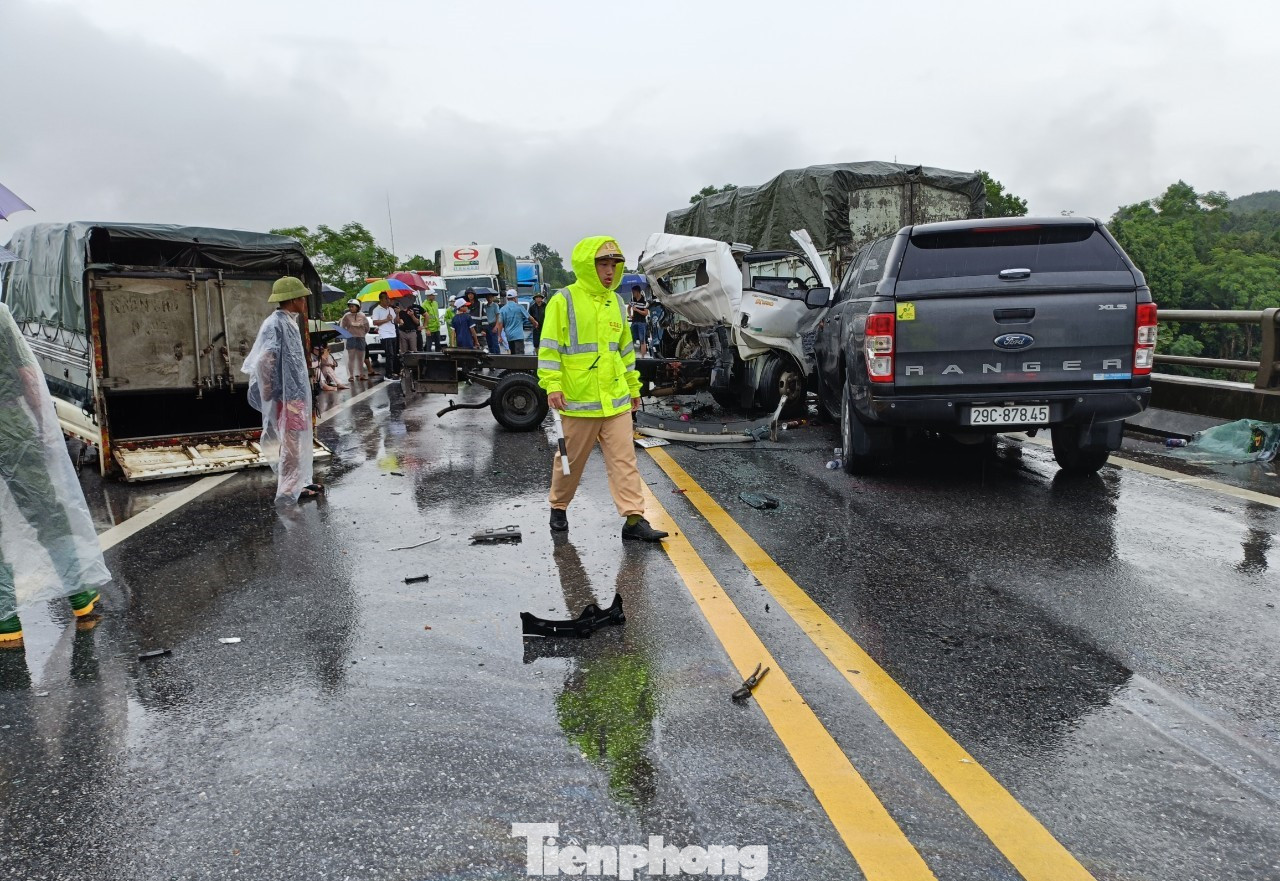 Hậu quả vụ tai nạn khiến anh Lê Tuấn A. tử vong tại hiện trường, 1 người trên xe bán tải bị thương đưa đi bệnh viện điều trị. Hậu quả vụ tai nạn khiến anh Lê Tuấn A. tử vong tại hiện trường, 1 người trên xe bán tải bị thương đưa đi bệnh viện điều trị.