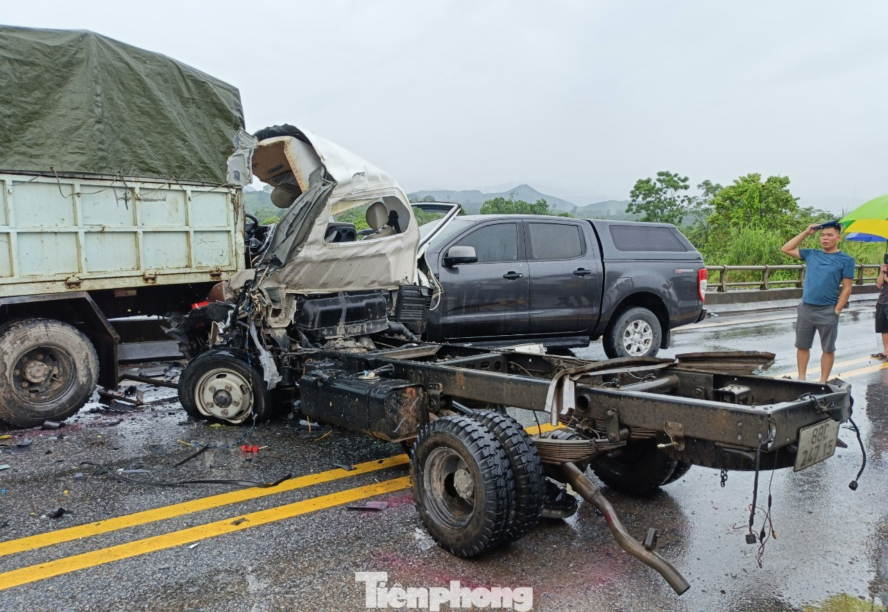 Cục CSGT cho biết, vào thời điểm trên, ô tô tải biển số 24C-060.XX do anh Lê Thanh H. (SN 1968, trú tại xã Phú Nhuận, huyện Bảo Thắng, tỉnh Lào Cai) điều khiển theo chiều Lào Cai - Hà Nội va chạm với xe ô tô tải biển số 88C-247.XX do anh Lê Tuấn A. (SN 1993, trú tại Xã Hoàng Lâu, huyện Tam Dương, tỉnh Vĩnh Phúc) điều khiển chạy theo chiều Hà Nội - Lào Cai và xe ô tô bán tải biển số 29C-878.XX do anh Đặng Văn Q. (SN 1981, trú tại xã Vũ Đoài, huyện Vũ Thư, tỉnh Thái Bình) điều khiển. Cục CSGT cho biết, vào thời điểm trên, ô tô tải biển số 24C-060.XX do anh Lê Thanh H. (SN 1968, trú tại xã Phú Nhuận, huyện Bảo Thắng, tỉnh Lào Cai) điều khiển theo chiều Lào Cai - Hà Nội va chạm với xe ô tô tải biển số 88C-247.XX do anh Lê Tuấn A. (SN 1993, trú tại Xã Hoàng Lâu, huyện Tam Dương, tỉnh Vĩnh Phúc) điều khiển chạy theo chiều Hà Nội - Lào Cai và xe ô tô bán tải biển số 29C-878.XX do anh Đặng Văn Q. (SN 1981, trú tại xã Vũ Đoài, huyện Vũ Thư, tỉnh Thái Bình) điều khiển.