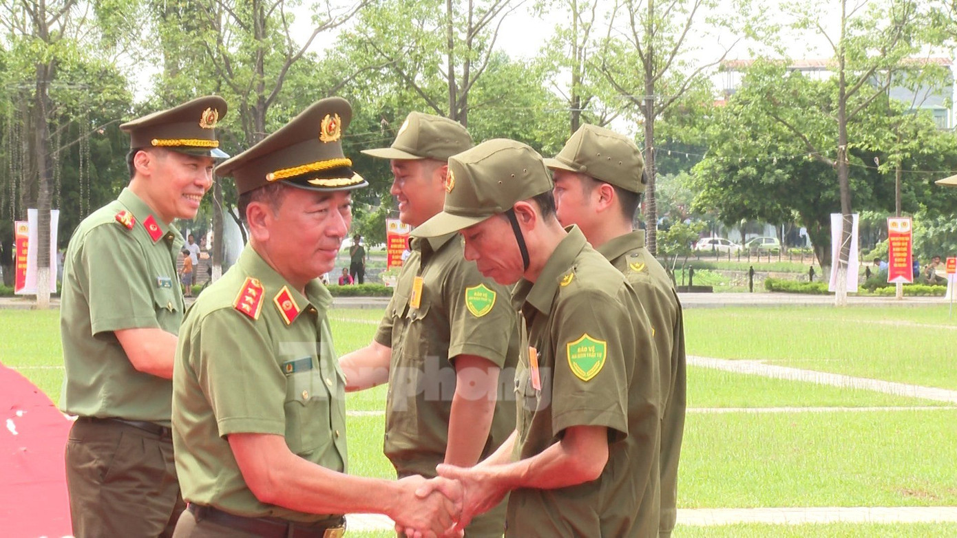 Phát biểu tại buổi lễ, Thượng tướng Trần Quốc Tỏ đề nghị cấp ủy chính quyền địa phương của tỉnh Lào Cai nói chung và của huyện Bát Xát nói riêng cần tiếp tục lãnh đạo chỉ đạo với quyết tâm cao hơn nữa, quyết tâm quyết liệt hơn nữa đối với công tác tuyên truyền, vận động, quán triệt triển khai thi hành luật và các văn bản hướng dẫn thi hành, tạo sự chuyển biến tích cực, lan tỏa trong cả hệ thống chính trị nhận thức sâu sắc về vai trò, vị trí và tầm quan trọng của lực lượng tham gia bảo vệ an ninh trật tự ở cơ sở.