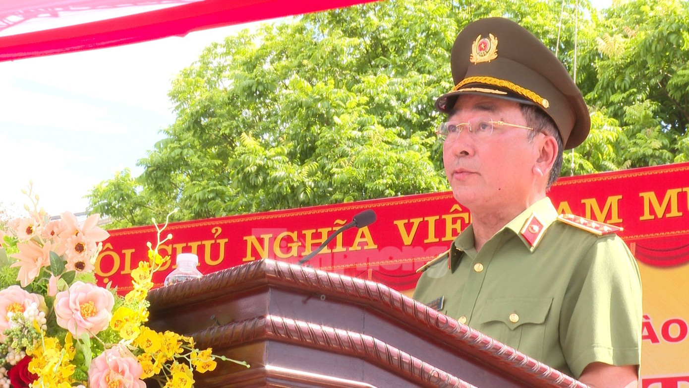 Cùng ngày 1/7, Thượng tướng Trần Quốc Tỏ, Thứ trưởng Bộ Công an cũng dự Lễ ra mắt lực lượng tham gia bảo vệ an ninh, trật tự ở cơ sở tại huyện Bát Xát, tỉnh Lào Cai.