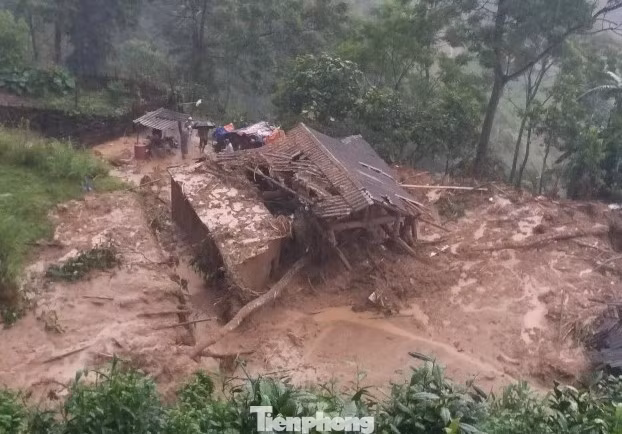 Một ngôi nhà của người dân ở xã Thông Nguyên, huyện Hoàng Su Phì bị đất đá sạt lở vào nhà rạng sáng nay. Ảnh: Tuấn Phương