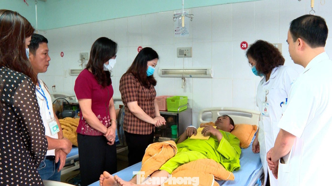 Lãnh đạo tỉnh Yên Bái tiến hành thăm hỏi, động viên các nạn nhân bị thương trong vụ tai nạn tại Công ty cổ phần Xi măng và Khoáng sản Yên Bái. Lãnh đạo tỉnh Yên Bái tiến hành thăm hỏi, động viên các nạn nhân bị thương trong vụ tai nạn tại Công ty cổ phần Xi măng và Khoáng sản Yên Bái.