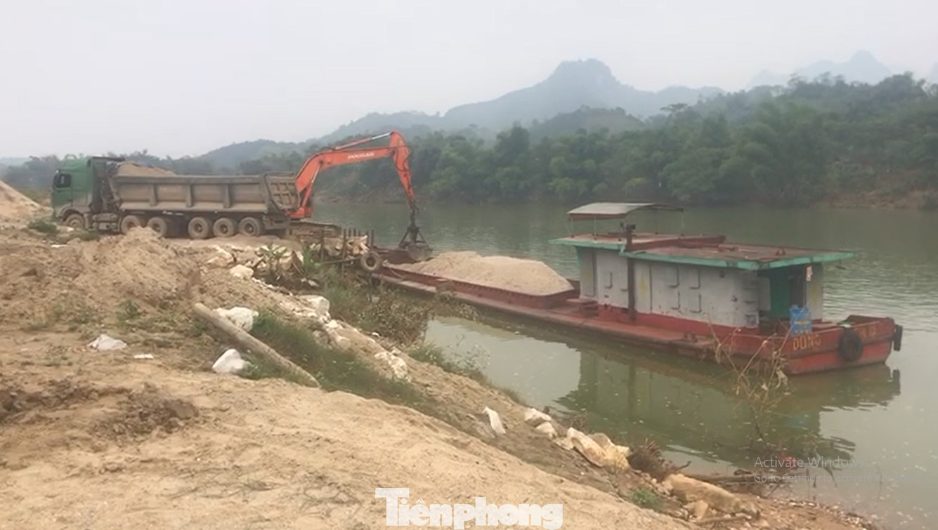 Tàu hút và phương tiện vận chuyển vi phạm bị người dân giữ trong ngày 17/12.