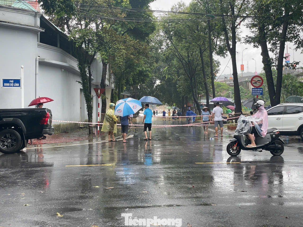 Tiến hành lập barie, cắm biển cảnh báo khu vực ngập úng nguy hiểm, huy động lực lượng ứng trực 24/24h để đảm bảo an toàn cho người dân.