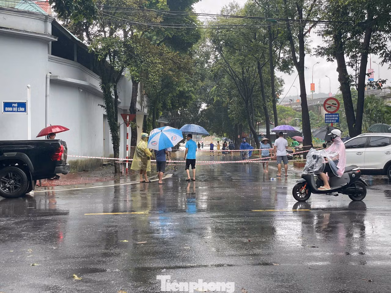 Tiến hành lập barie, cắm biển cảnh báo khu vực ngập úng nguy hiểm, huy động lực lượng ứng trực 24/24h để đảm bảo an toàn cho người dân.
