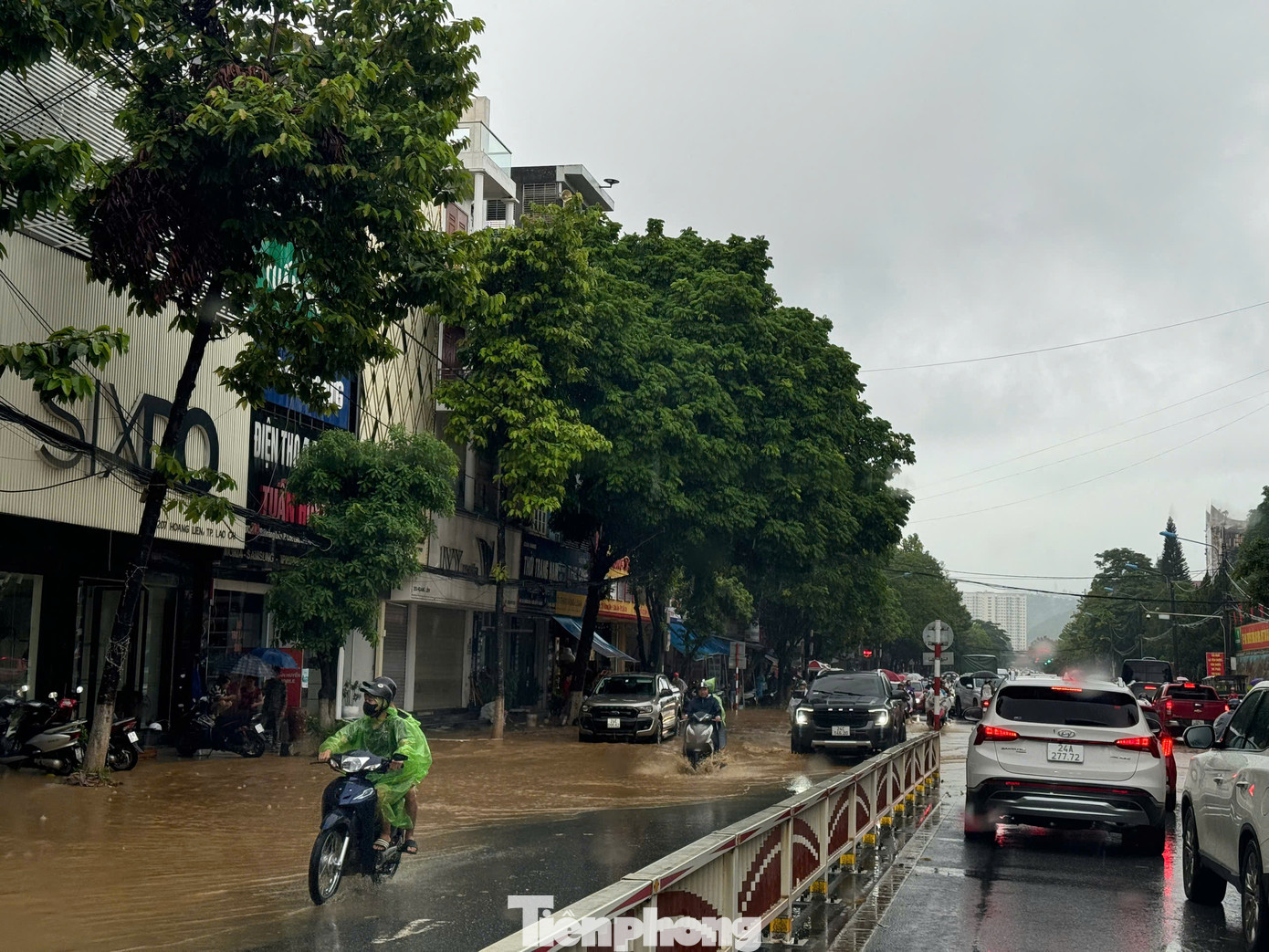 Đồng thời, huy động lực lượng xung kích trên địa bàn các xã, phường khẩn trương hỗ trợ di chuyển các hộ dân dọc 2 bên sông Hồng đến nơi an toàn.