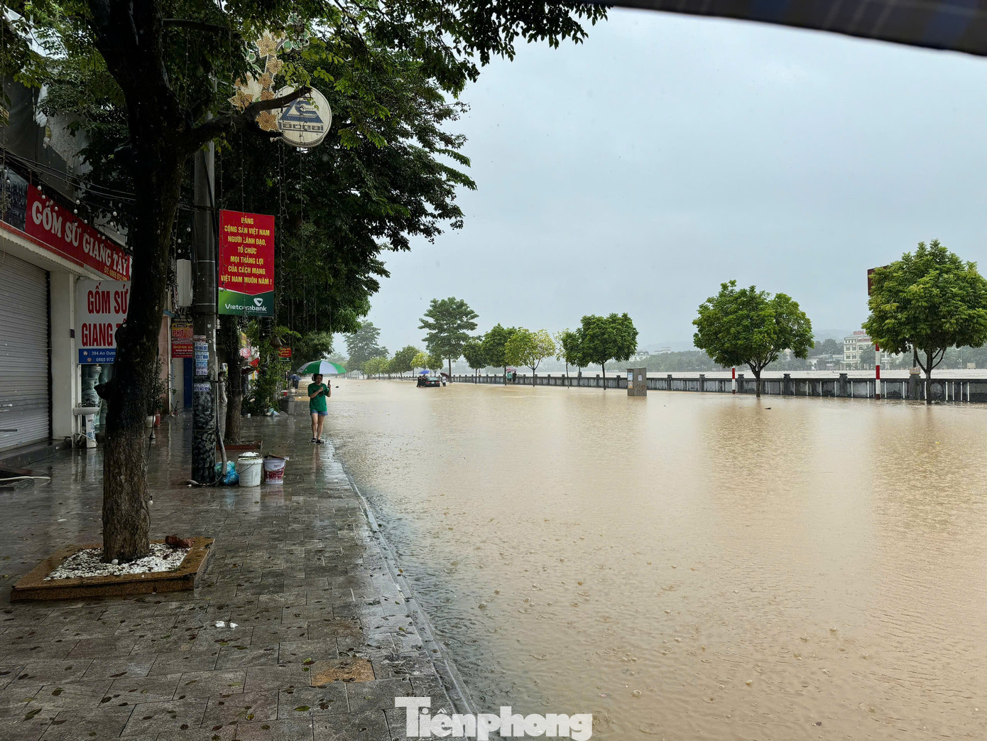 Việc nước sông dâng cao đã khiến nước tràn vào các tuyến phố của các xã, phường giáp bờ sông, gây ngập úng.
