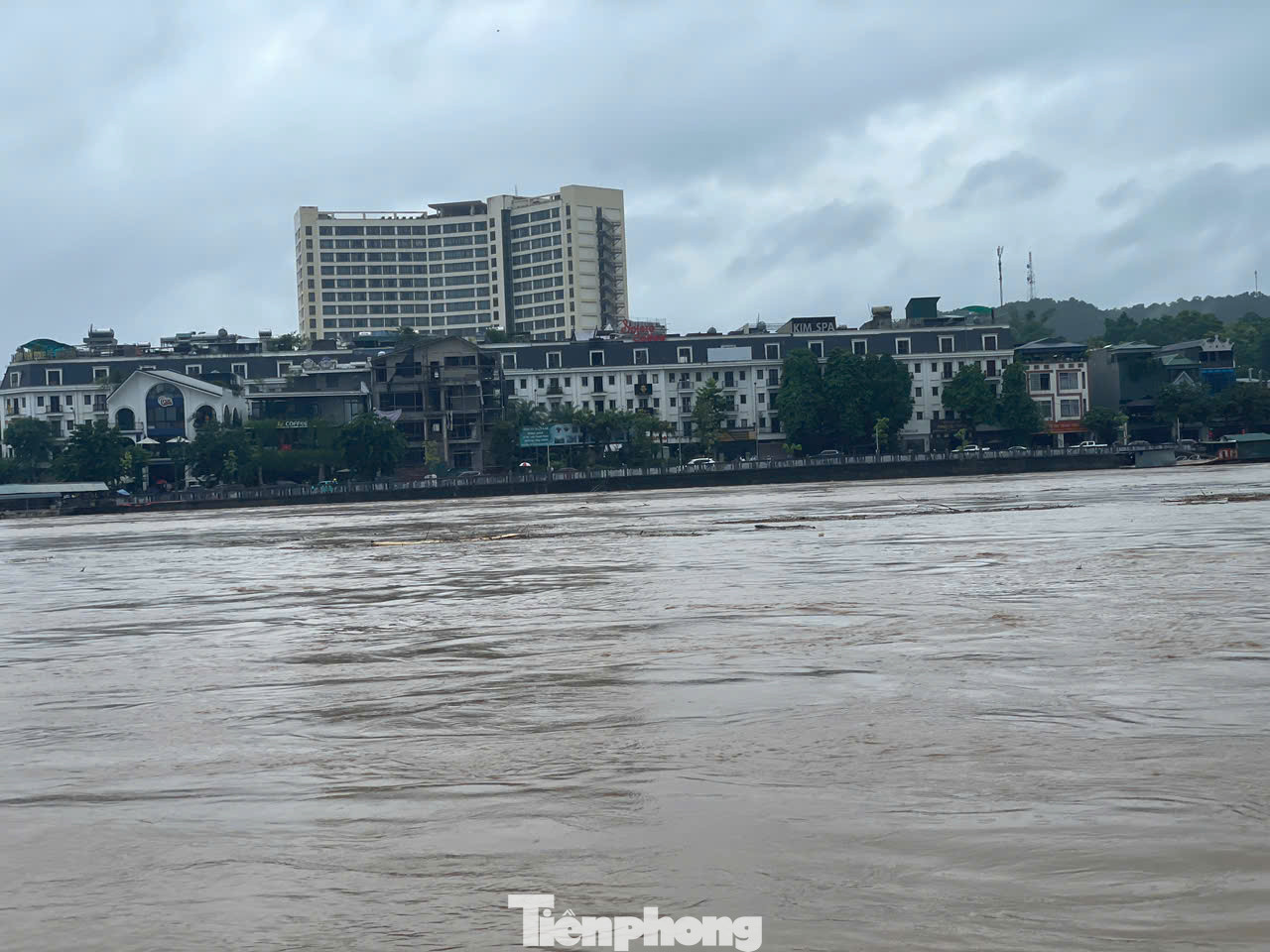 Việc nước sông dâng cao đã khiến nước tràn vào các tuyến phố của các xã, phường giáp bờ sông, gây ngập úng.