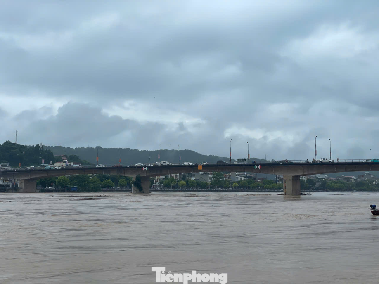 Theo thông tin từ Đài Khí tượng - Thủy văn tỉnh Lào Cai, dự báo lũ trên các sông, suối tiếp tục lên nhanh. Đỉnh lũ trên sông Hồng tại Bảo Hà khả năng đạt mức 61 m, trên báo động 3 là 4 m; đỉnh lũ trên sông Hồng tại Lào Cai đạt mức 84,8 m, trên báo động 3 là 1,3 m; trên suối Nhù tại Văn Bàn lũ xuống chậm và duy trì ở mức báo động 1 - báo động 3.