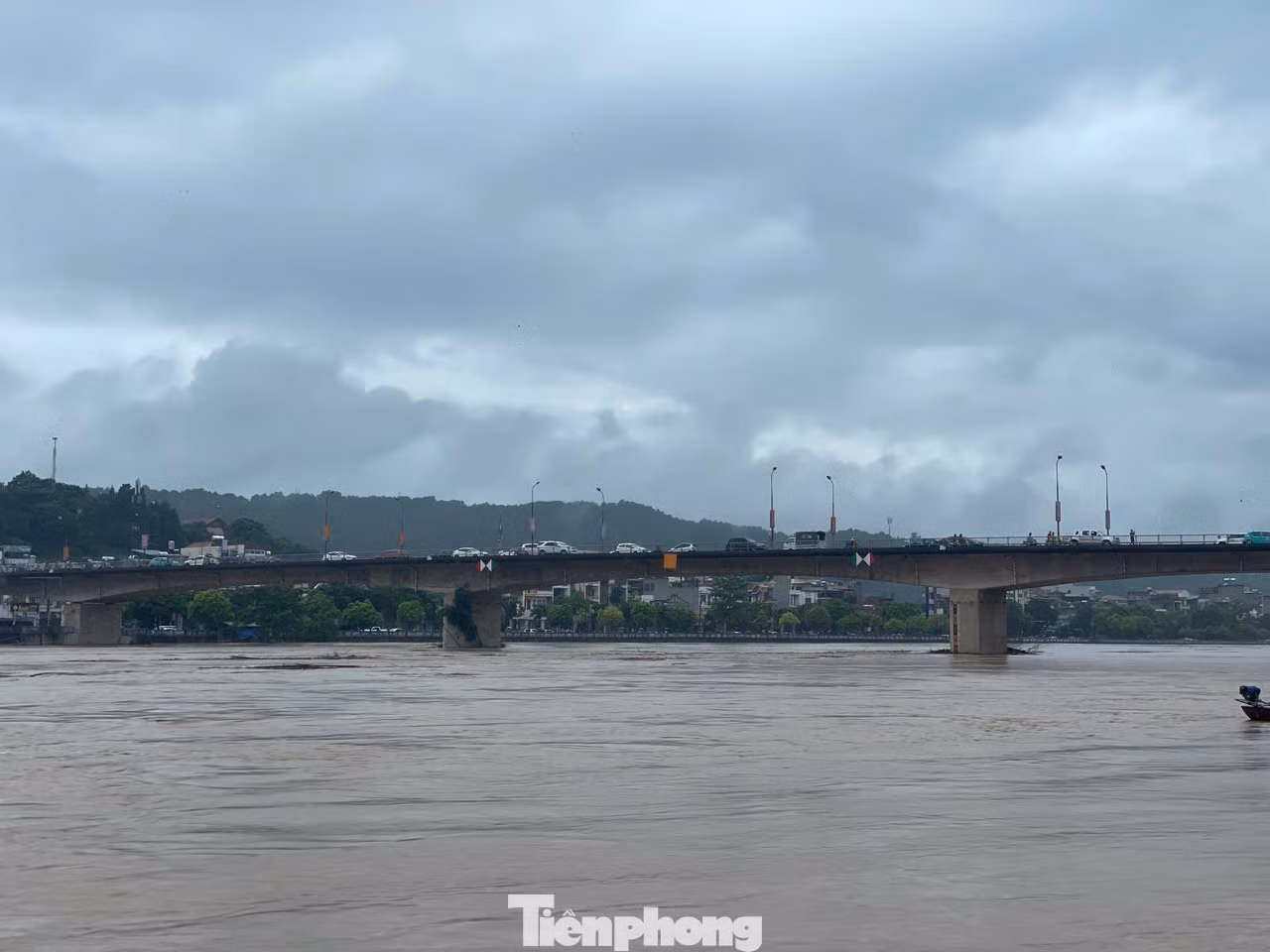 Theo thông tin từ Đài Khí tượng - Thủy văn tỉnh Lào Cai, dự báo lũ trên các sông, suối tiếp tục lên nhanh. Đỉnh lũ trên sông Hồng tại Bảo Hà khả năng đạt mức 61 m, trên báo động 3 là 4 m; đỉnh lũ trên sông Hồng tại Lào Cai đạt mức 84,8 m, trên báo động 3 là 1,3 m; trên suối Nhù tại Văn Bàn lũ xuống chậm và duy trì ở mức báo động 1 - báo động 3.