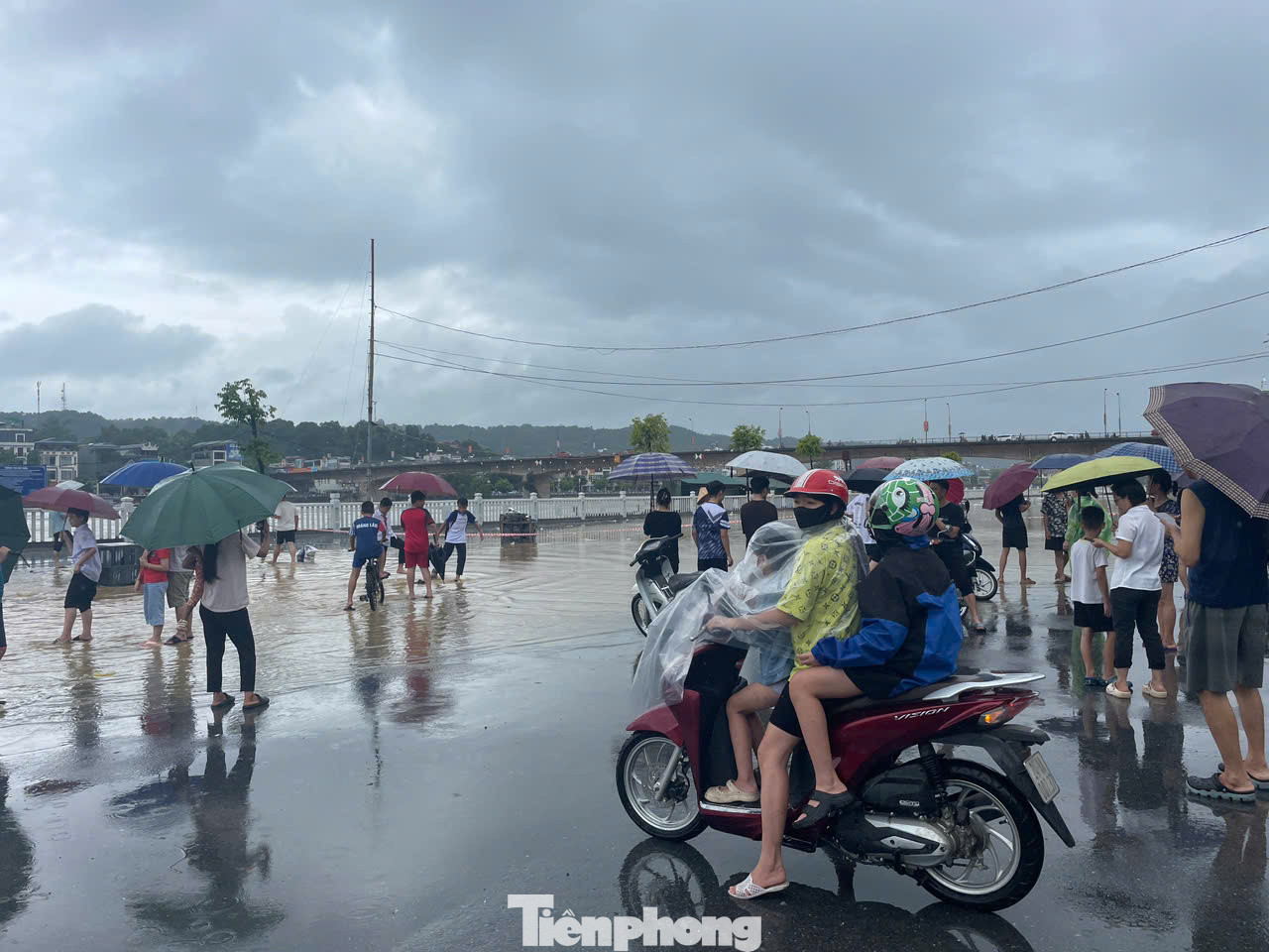 Ngoài ra, lực lượng chức năng tuyên truyền người dân không tập trung tại các địa điểm ngập lụt, dễ sạt lở. Tăng cường kiểm tra, rà soát tất cả những nơi có nguy cơ bị sạt lở đất, nhất là dọc các tuyến đường giao thông, sườn núi, đồi có ta luy dương, âm nguy cơ sạt lở lớn, cắm biển và di chuyển các hộ dân trong ảnh hưởng đến nơi an toàn.