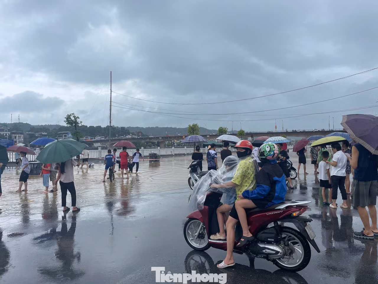 Ngoài ra, lực lượng chức năng tuyên truyền người dân không tập trung tại các địa điểm ngập lụt, dễ sạt lở. Tăng cường kiểm tra, rà soát tất cả những nơi có nguy cơ bị sạt lở đất, nhất là dọc các tuyến đường giao thông, sườn núi, đồi có ta luy dương, âm nguy cơ sạt lở lớn, cắm biển và di chuyển các hộ dân trong ảnh hưởng đến nơi an toàn.