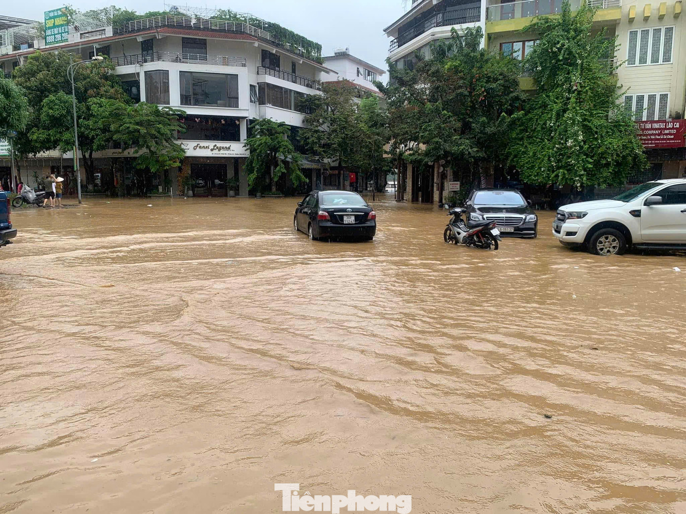 Khu vực Quốc lộ 4E qua ngã ba Tổ 1, Tổ 2 phường Duyên Hải, thành phố Lào Cai bị ngập sâu và có nguy cơ sạt lở.