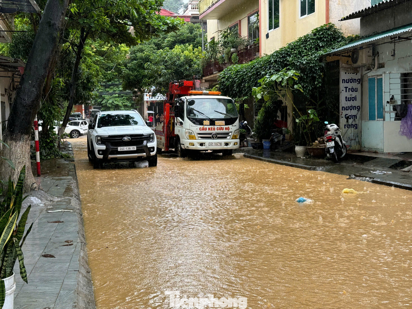Đặc biệt, thành phố đã chỉ đạo các cơ quan, đơn vị yêu cầu các địa phương dự trữ hàng hóa phòng, chống thiên tai để chủ động hỗ trợ các hộ dân trong vùng bị thiên tai. Lượng hàng hóa chủ động có thể đáp ứng ngay cho khoảng 6.000 khẩu trong 10 ngày (30 tấn).