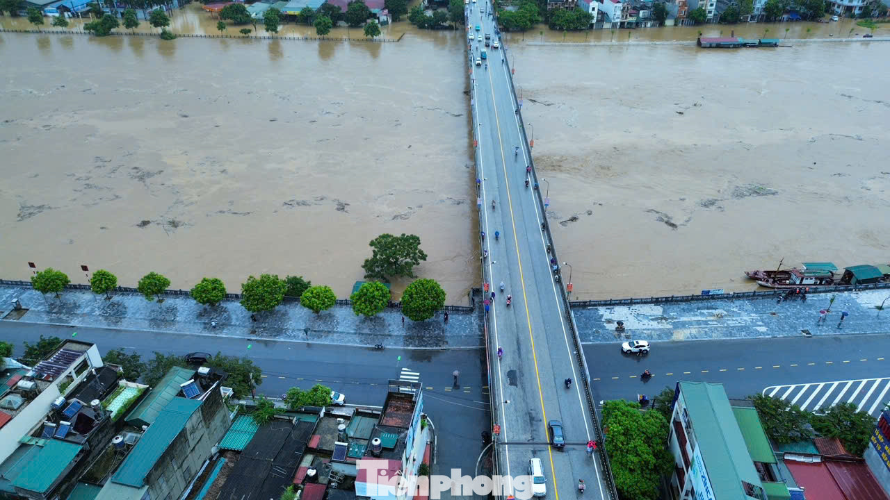 Theo thông tin từ Đài Khí tượng - Thủy văn tỉnh Lào Cai, mực nước lúc 13h ngày 9/9 trên sông Hồng tại Lào Cai là 85,84m, đang ở mức trên báo động III là 2,34m.