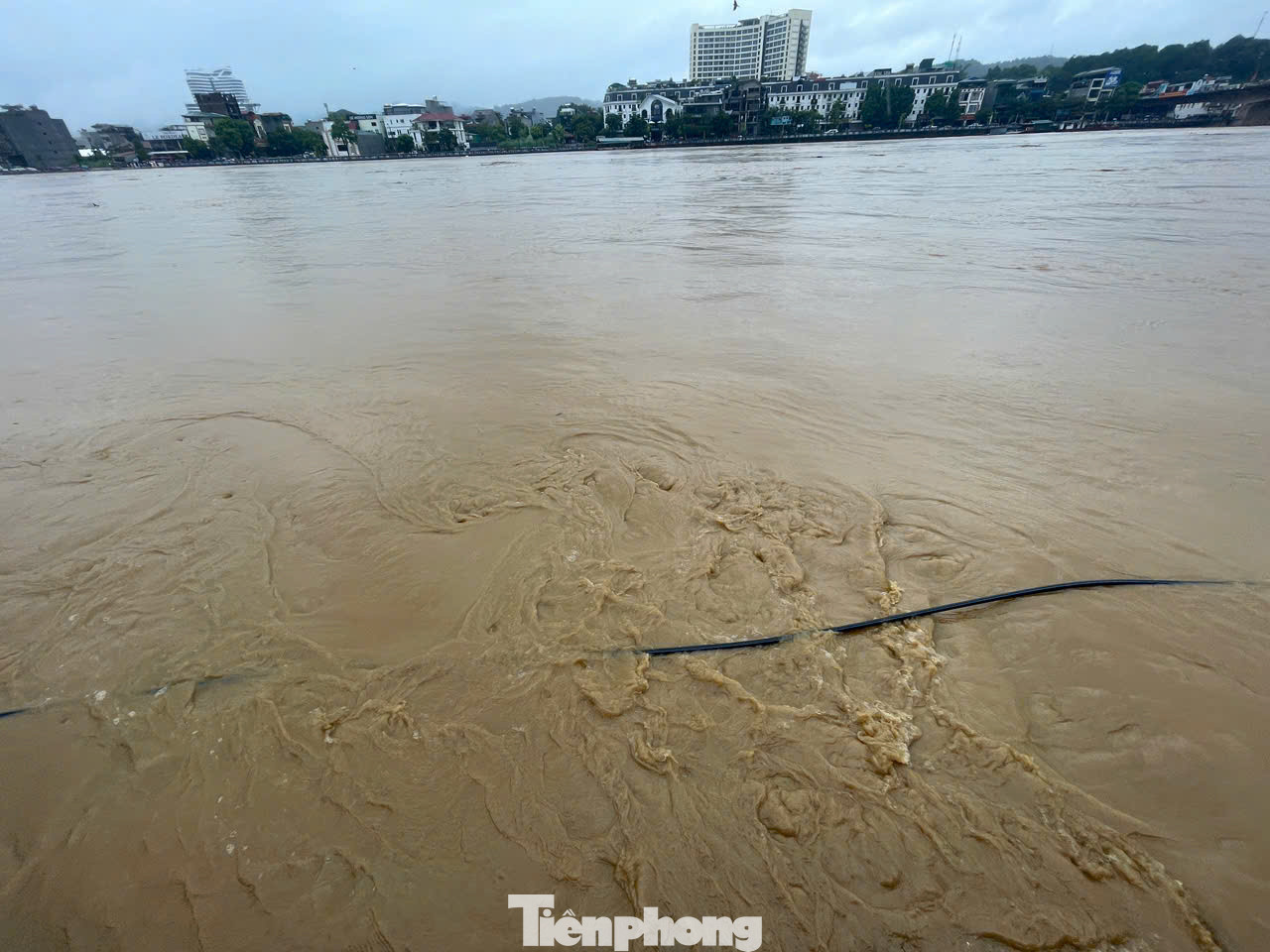 Theo ghi nhận của PV, khoảng 12h ngày 9/9, nước sông Hồng tại khu vực TP Lào Cai (tỉnh Lào Cai) dâng cao, nhiều khu vực đã ngập lụt, có nơi ngập sâu gần 1m.