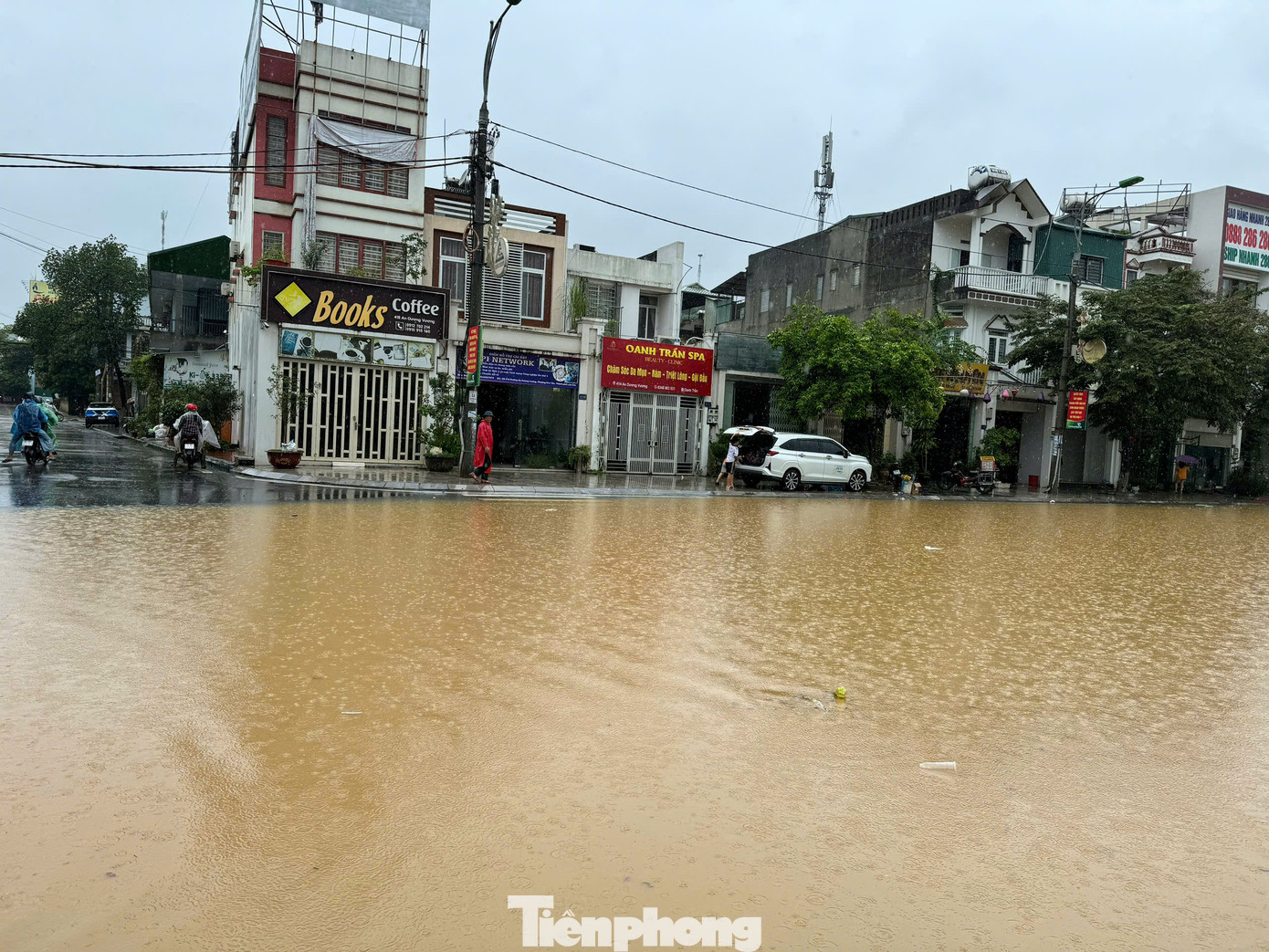 Các khu vực ghi nhận nước vượt bờ tràn vào là đường Phạm Văn Xảo, đường kè An Dương Vương, thuộc các phường Lào Cai, Cốc Lếu của thành phố Lào Cai.