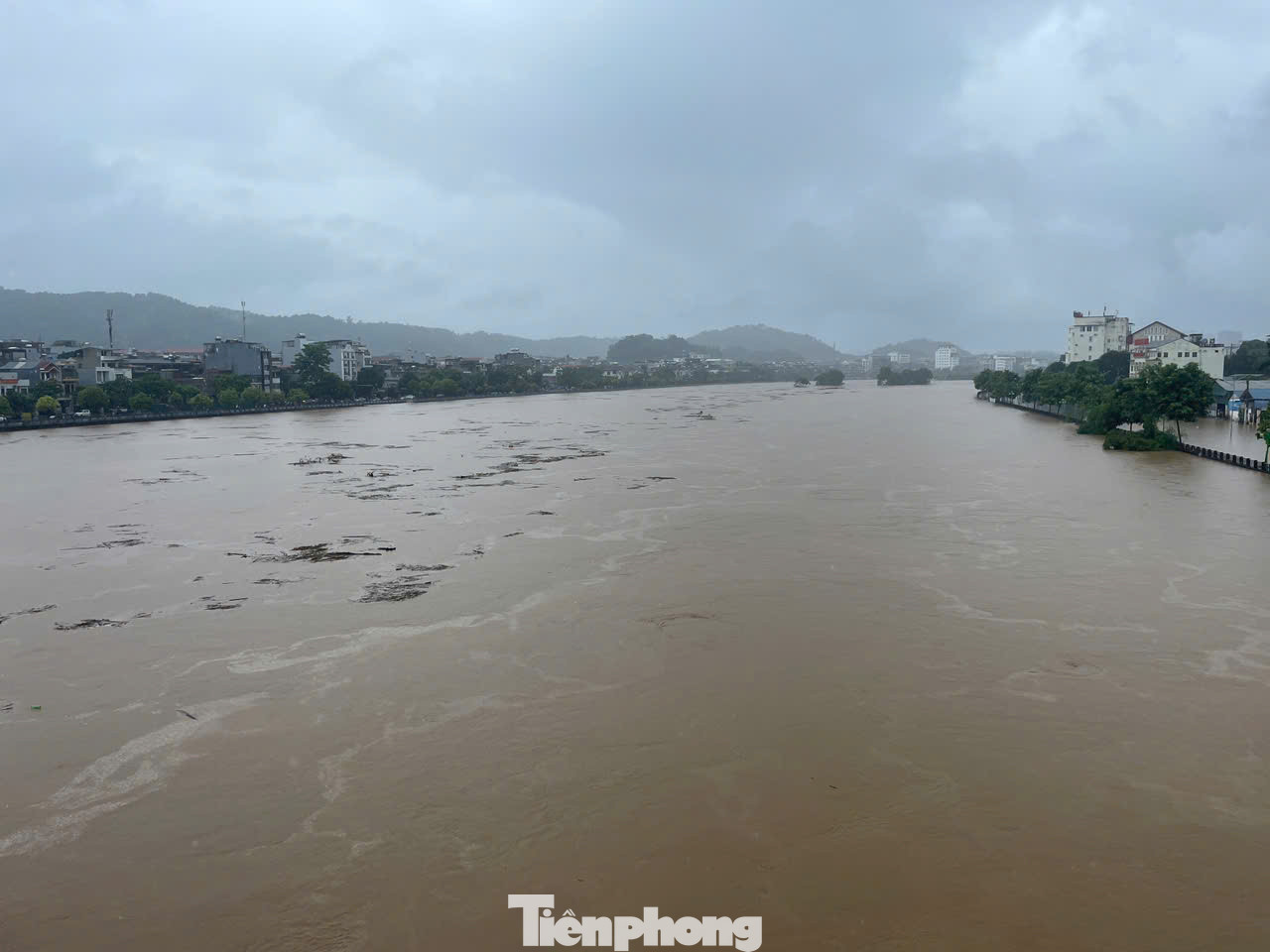 Cảnh báo nguy cơ ngập lụt, khả năng xảy ra các thiên tai khác đi kèm, nguy cơ cao xảy ra ngập úng vùng trũng thấp, sạt lở đất đá trên các sườn dốc, 2 bờ sông phía hạ du dọc sông Hồng tại các xã thuộc thành phố Lào Cai, huyện Bảo Thắng, huyện Bảo Yên, huyện Văn Bàn và một số xã vùng trũng thấp ven sông Hồng, sông Chảy.