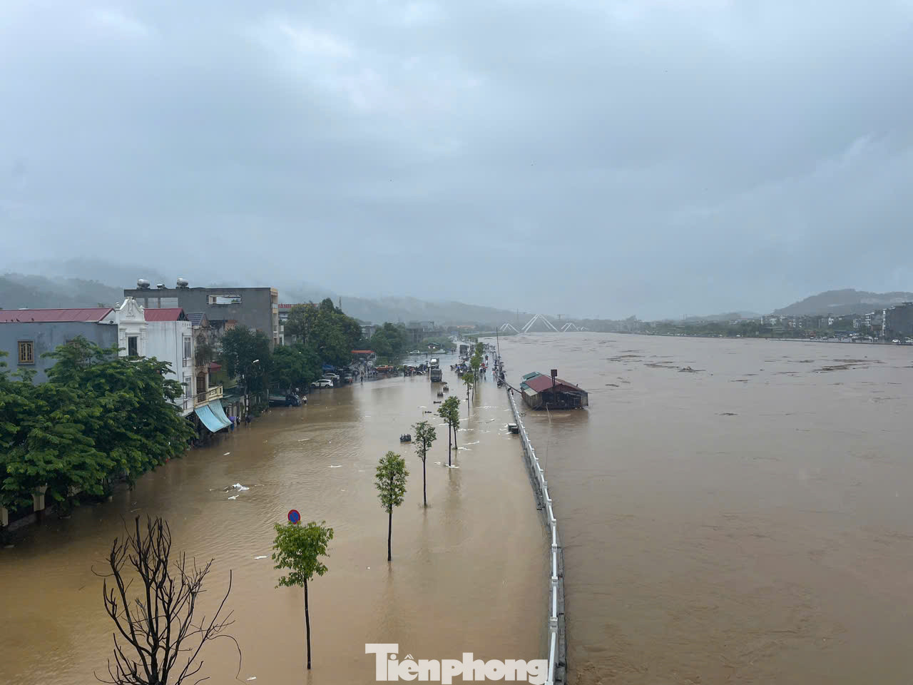 Ngay khi nắm thông tin, UBND thành phố Lào Cai chỉ đạo về việc khẩn trương di chuyển các hộ dân dọc hai bên sông Hồng do ảnh hưởng của lũ.