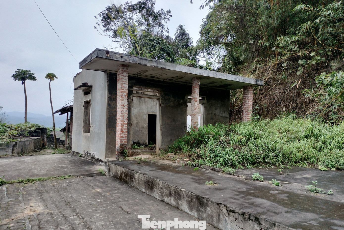 2 trong số nhiều gia đình trong khu vực sạt lở đã di dời đến khu vực an toàn. 2 trong số nhiều gia đình trong khu vực sạt lở đã di dời đến khu vực an toàn.