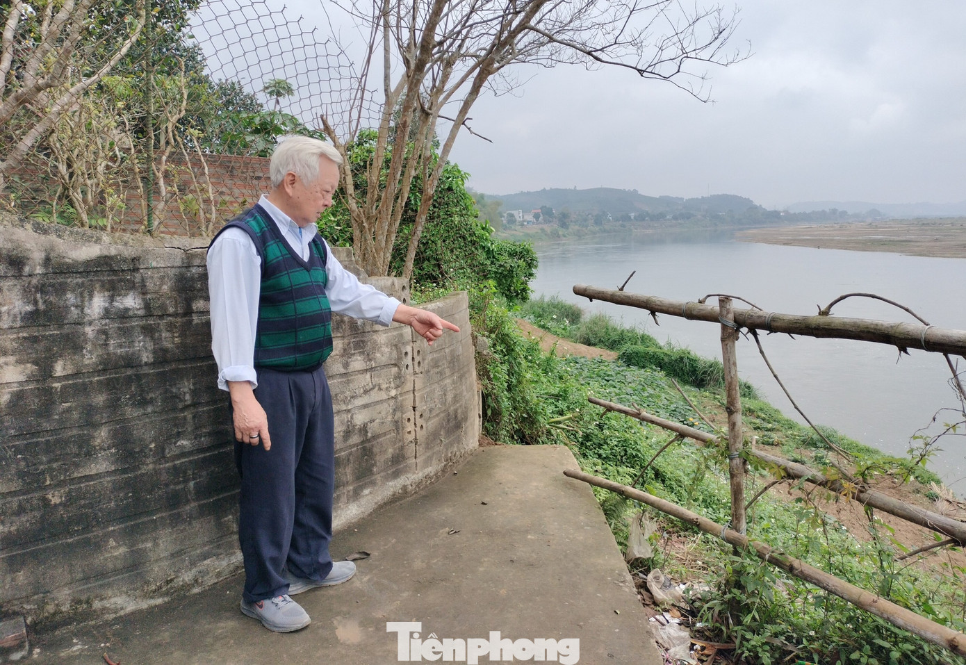 Nhiều hộ gia đình do chưa có điều kiện di dời vẫn đang liều mình sống trong khu vực có nguy cơ sạt lở. Nhiều hộ gia đình do chưa có điều kiện di dời vẫn đang liều mình sống trong khu vực có nguy cơ sạt lở.