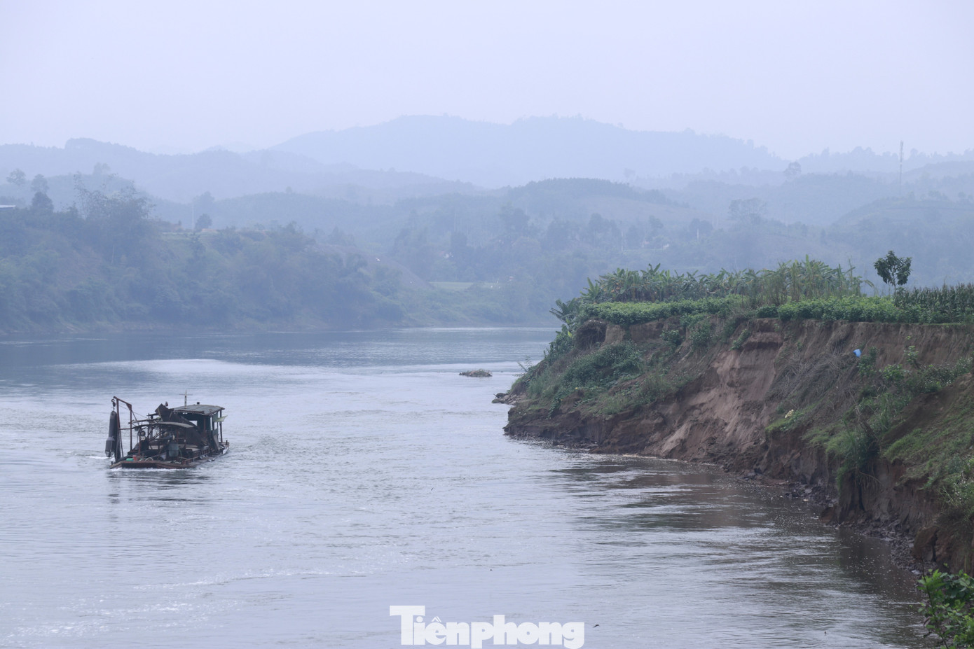 Theo người dân, tình trạng sạt lở tại đây một phần do hoạt động khai thác cát trên sông Hồng gây ra. Theo người dân, tình trạng sạt lở tại đây một phần do hoạt động khai thác cát trên sông Hồng gây ra.