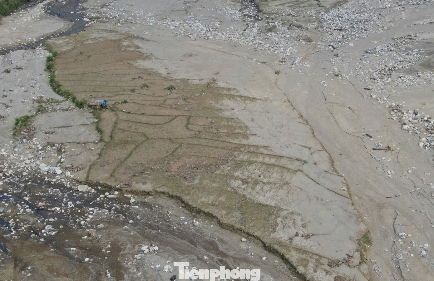 Trên dòng suối ngổn ngang, la liệt đá. Ruộng nương của người dân dọc bờ suối đã tan hoang vì sạt lở và rất khó để canh tác lại do không có đất và nguồn nước trở nên khan hiếm.