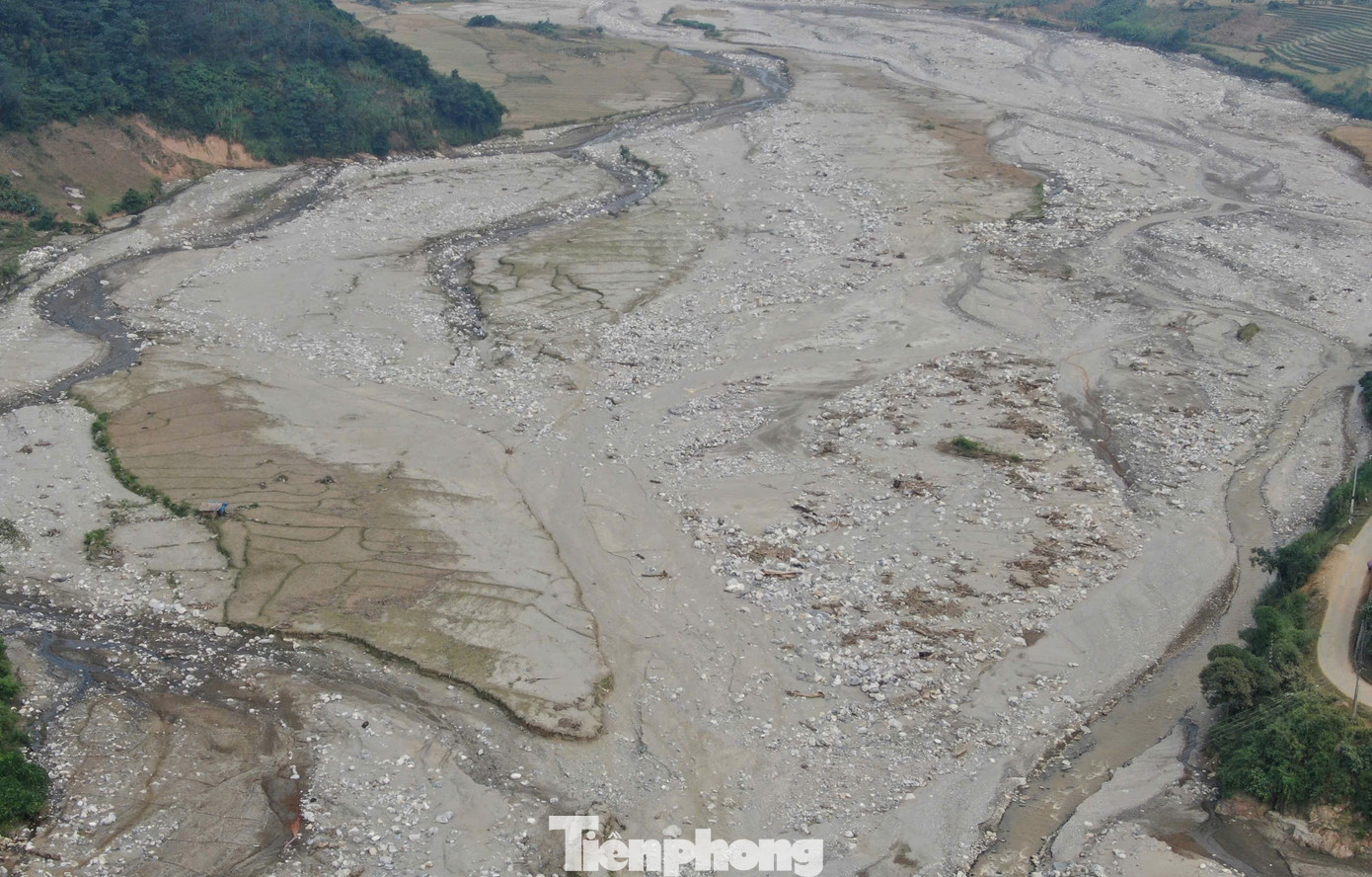 Theo ghi nhận của phóng viên, dọc các thôn Phố Mới 1, 2 đến thôn Phan Hồ, xã Trịnh Tường, dễ dàng nhận ra ngay sự khác lạ khi khắp bờ suối được bao phủ chỉ toàn là những tảng đá lớn nhỏ.