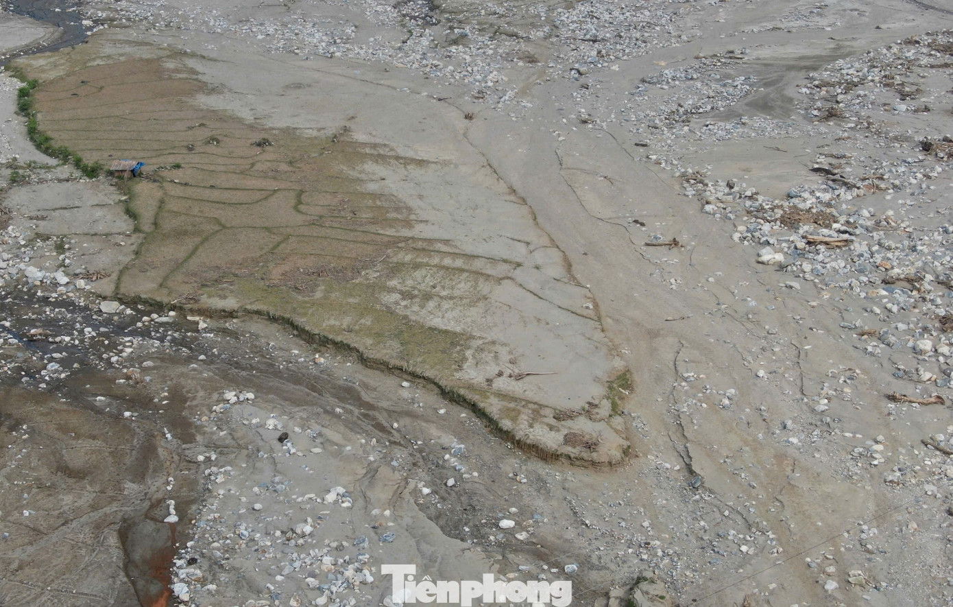 Trên dòng suối ngổn ngang, la liệt đá. Ruộng nương của người dân dọc bờ suối đã tan hoang vì sạt lở và rất khó để canh tác lại do không có đất và nguồn nước trở nên khan hiếm.