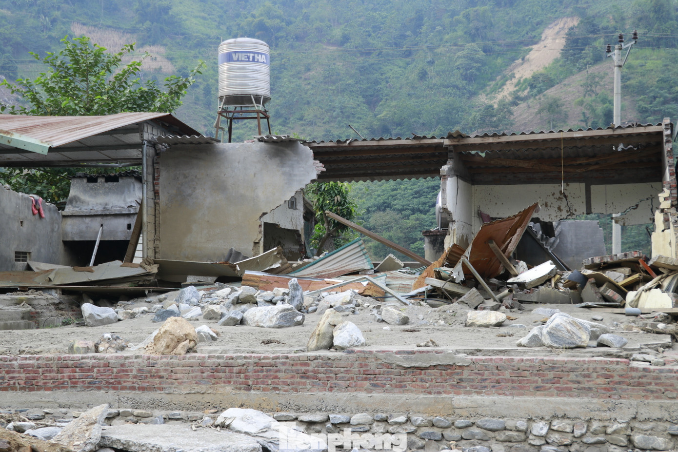 Hàng chục ngôi nhà của các hộ dân sống gần ven suối bị vùi lấp, phá hủy, ước tính lượng đá vùi lấp lên đến gần 3 triệu khối.