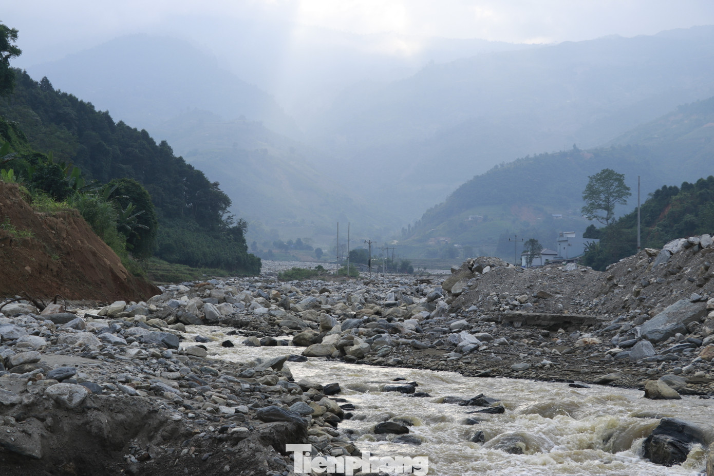 Theo ông Nguyễn Trung Triều, Bí thư Huyện ủy Bát Xát, hiện mới có cơ chế hỗ trợ cho những diện tích bị thiệt hại do thiên tai nhưng có thể chuyển đổi được; còn đối với cánh đồng đá ở Trịnh Tường thuộc diện không thể khắc phục, chuyển đổi thì chưa có. Ngay cả trong trường hợp muốn tận thu, khai thác lượng đá vùi lấp để tạo đất sản xuất cho bà con cũng vướng mắc vì đá được coi là tài nguyên khoáng sản.