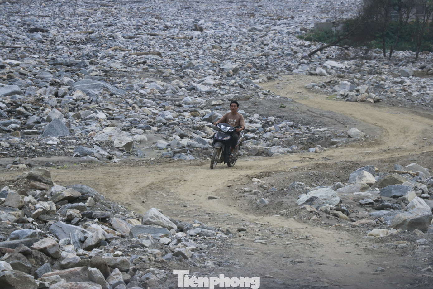 Theo đánh giá của chính quyền địa phương, hiện tại diện tích đất trồng lúa nước 2 vụ tại cánh đồng này không thể khôi phục được là 50,386 héc ta, diện tích có thể khôi phục được 5,176ha. Số hộ bị ảnh hưởng 232 hộ với 621 nhân khẩu, số hộ mất ruộng hoàn toàn 113 hộ.