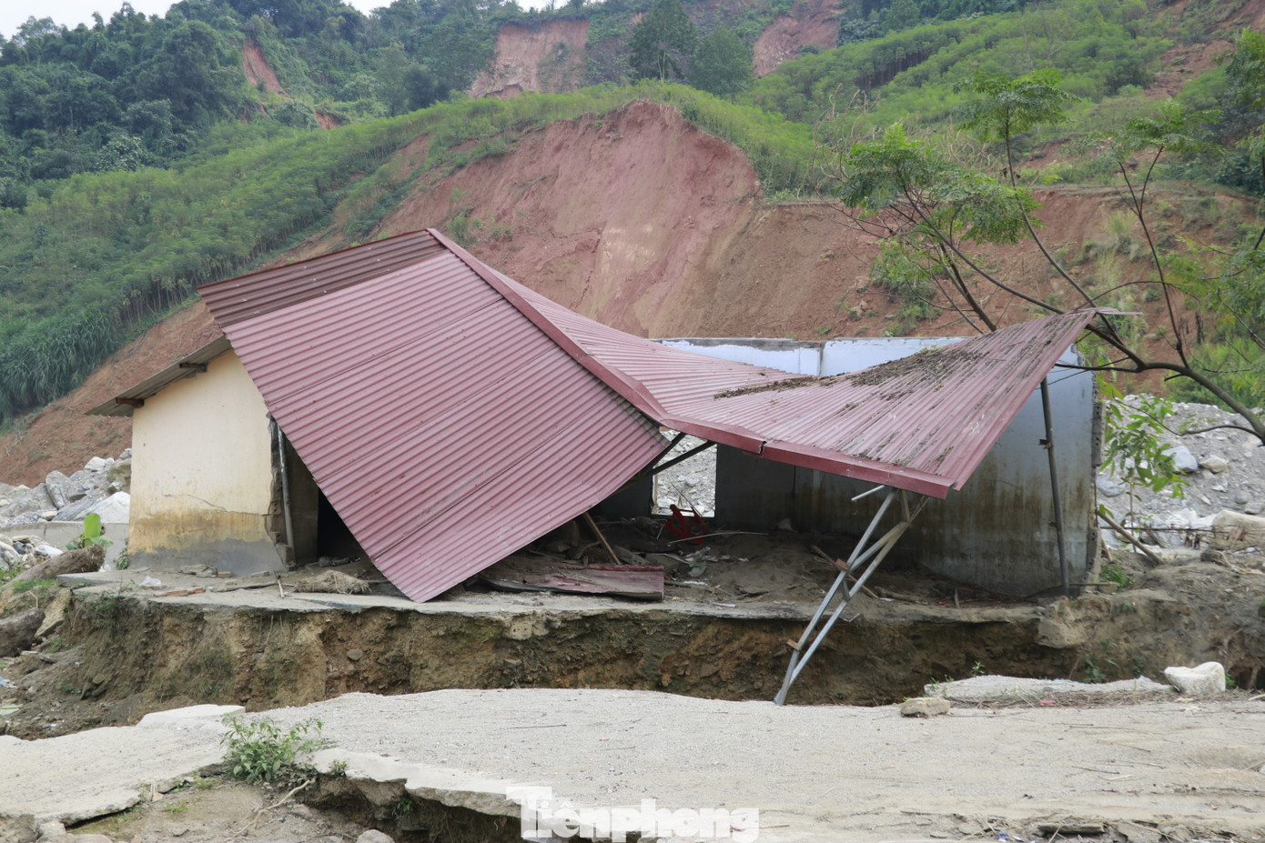 Hàng chục ngôi nhà của các hộ dân sống gần ven suối bị vùi lấp, phá hủy, ước tính lượng đá vùi lấp lên đến gần 3 triệu khối.