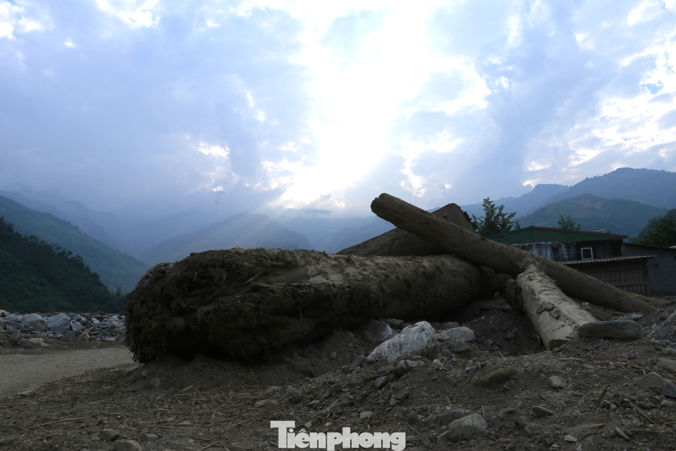 Đồng thời, chỉ đạo một Phó Chủ tịch cùng các ngành tài nguyên - môi trường, xây dựng đi đánh giá thực tế, để tìm giải pháp tháo gỡ triệt để cho cánh đồng đá Trịnh Tường.