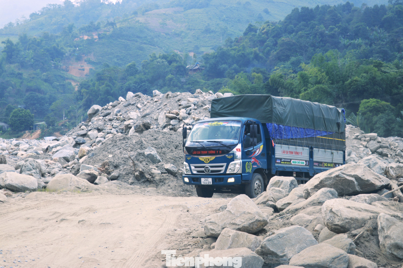 Theo ông Nguyễn Trung Triều, Bí thư Huyện ủy Bát Xát, hiện mới có cơ chế hỗ trợ cho những diện tích bị thiệt hại do thiên tai nhưng có thể chuyển đổi được; còn đối với cánh đồng đá ở Trịnh Tường thuộc diện không thể khắc phục, chuyển đổi thì chưa có. Ngay cả trong trường hợp muốn tận thu, khai thác lượng đá vùi lấp để tạo đất sản xuất cho bà con cũng vướng mắc vì đá được coi là tài nguyên khoáng sản.