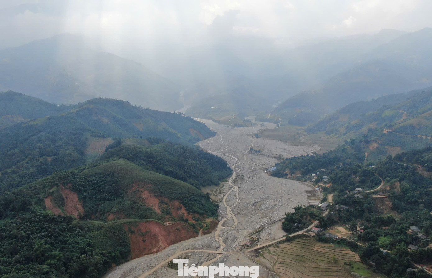 Theo ghi nhận của phóng viên, dọc các thôn Phố Mới 1, 2 đến thôn Phan Hồ, xã Trịnh Tường, dễ dàng nhận ra ngay sự khác lạ khi khắp bờ suối được bao phủ chỉ toàn là những tảng đá lớn nhỏ.