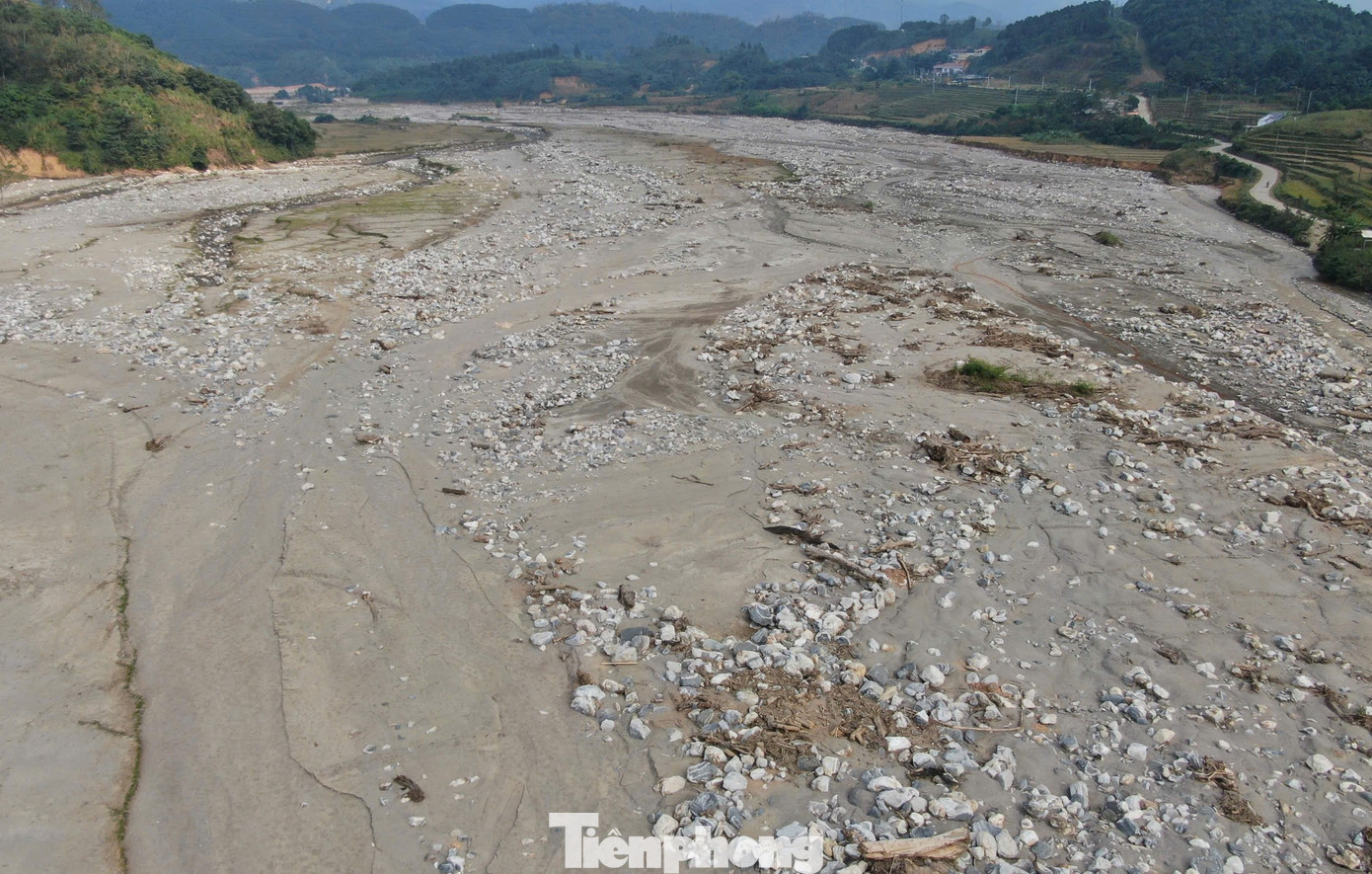 Theo ghi nhận của phóng viên, dọc các thôn Phố Mới 1, 2 đến thôn Phan Hồ, xã Trịnh Tường, dễ dàng nhận ra ngay sự khác lạ khi khắp bờ suối được bao phủ chỉ toàn là những tảng đá lớn nhỏ.