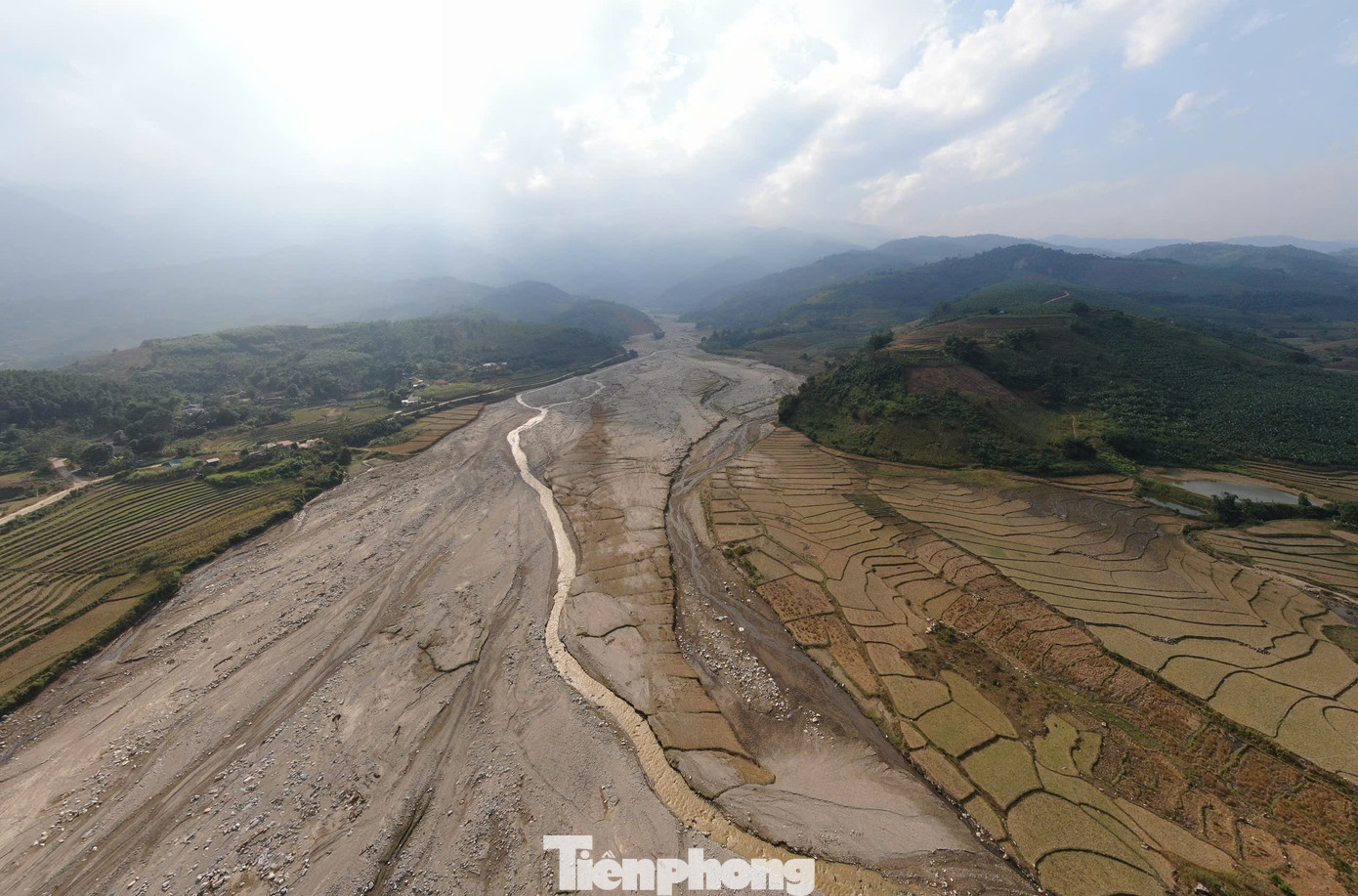 Chị Tẩn Thu Phương (ở thôn Tùng Chỉn 3, xã Trịnh Tường, huyện Bát Xát) cho biết, mưa lớn những ngày tháng 9 gây ra lũ quét bất ngờ từ trên núi, đá không biết từ đâu tràn xuống theo dòng suối đánh sập nhà cửa, vùi lấp ruộng vườn không canh tác được nữa.