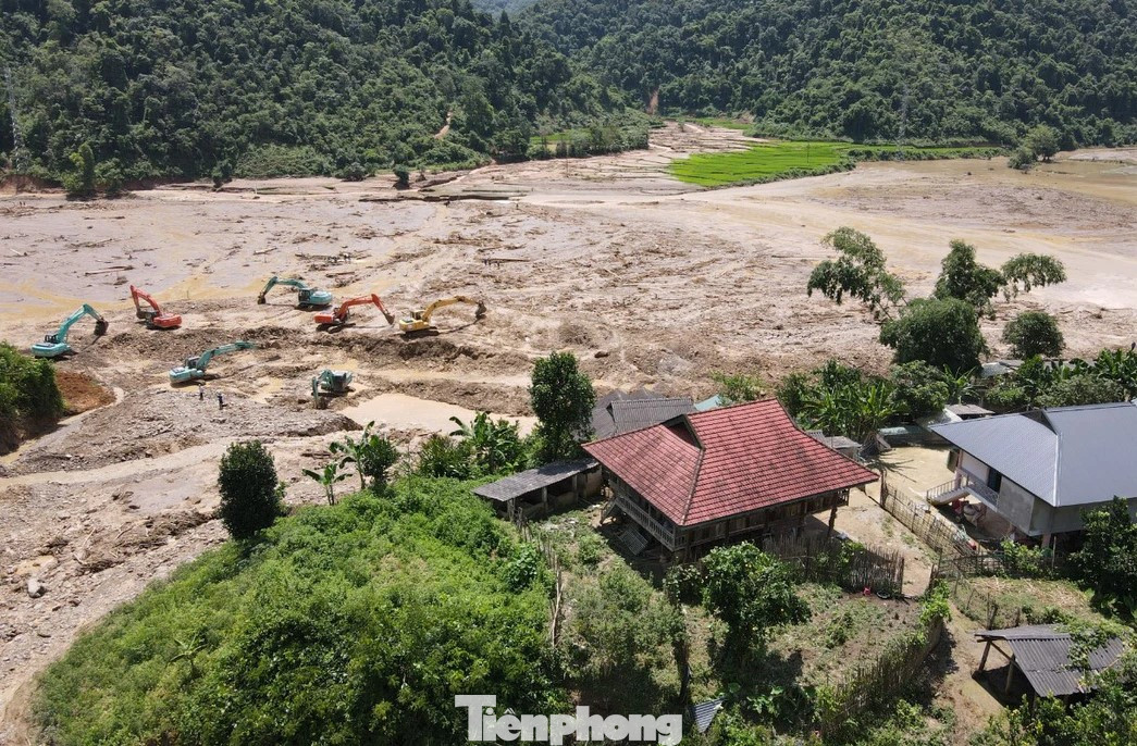 Ngày 26/7, theo ghi nhận của phóng viên, ngay từ sáng sớm, công tác tìm kiếm nạn nhân bị mất tích trong vụ sạt lở đất, lũ quét tại xã Mường Pồn, huyện Điện Biên đã được các lực lượng chức năng tích cực triển khai trong thời tiết nắng ráo.