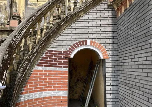 Cận cảnh mảng tường bên hông cầu thang được sơn thử để lấy mẫu.