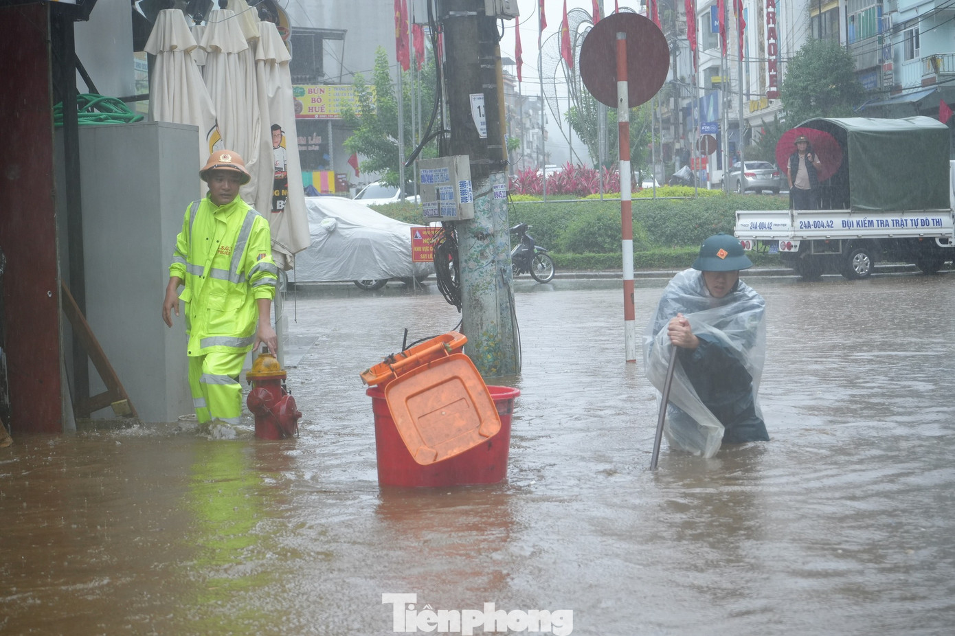 Hiện tại lực lượng chức năng đã có mặt tại hiện trường lập hàng rào ngăn phương tiện đi vào khu vực này và hướng dẫn điều tiết các phương tiện.