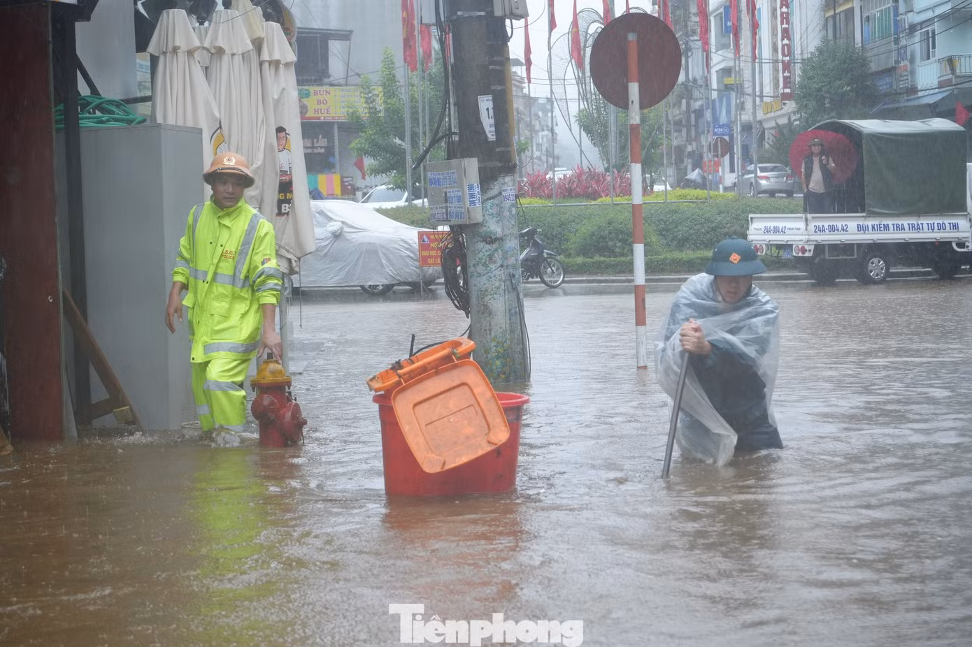 Hiện tại lực lượng chức năng đã có mặt tại hiện trường lập hàng rào ngăn phương tiện đi vào khu vực này và hướng dẫn điều tiết các phương tiện.