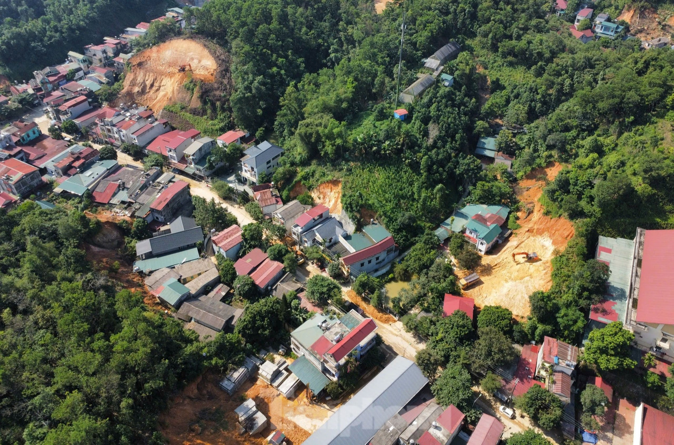 Theo thống kê của các ngành chức năng tỉnh Yên Bái, trên địa bàn hiện hơn 5.000 điểm đã và đang sạt lở. Sau bão lũ, người dân Yên Bái đang phải đối mặt với nguy cơ sạt lở đất. Công cuộc tái thiết, ổn định cuộc sống người dân đang được cấp ủy, chính quyền địa phương chú trọng hàng đầu.