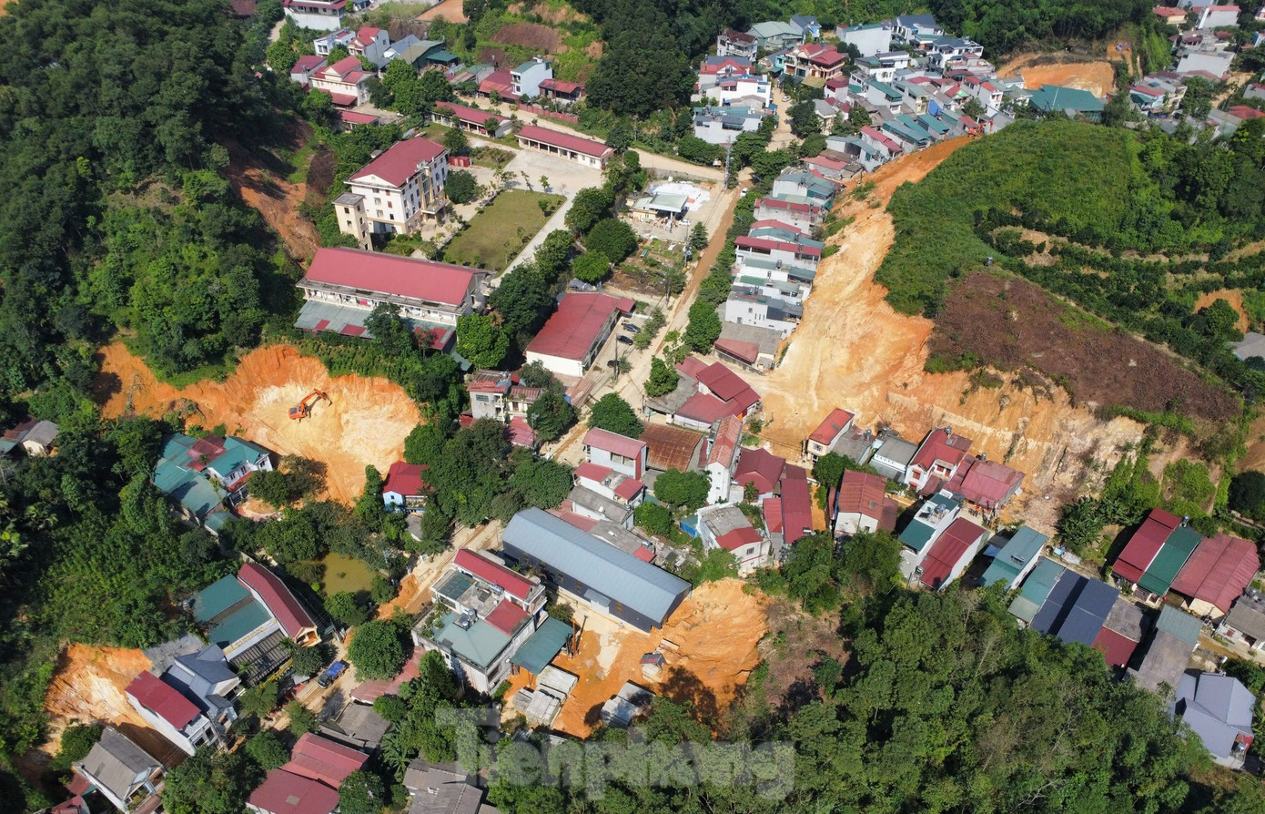 Theo thống kê của các ngành chức năng tỉnh Yên Bái, trên địa bàn hiện hơn 5.000 điểm đã và đang sạt lở. Sau bão lũ, người dân Yên Bái đang phải đối mặt với nguy cơ sạt lở đất. Công cuộc tái thiết, ổn định cuộc sống người dân đang được cấp ủy, chính quyền địa phương chú trọng hàng đầu.