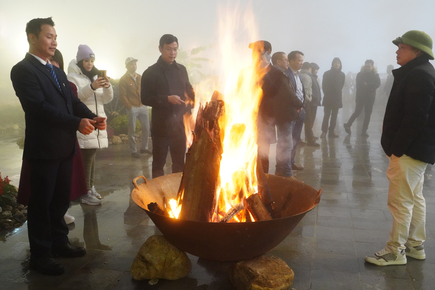 Du khách cùng các đại biểu đốt lửa sưởi ấm dưới thời tiết mưa phùn, giá rét trong đêm đông tại Sa Pa để chào đón năm mới... Du khách cùng các đại biểu đốt lửa sưởi ấm dưới thời tiết mưa phùn, giá rét trong đêm đông tại Sa Pa để chào đón năm mới...