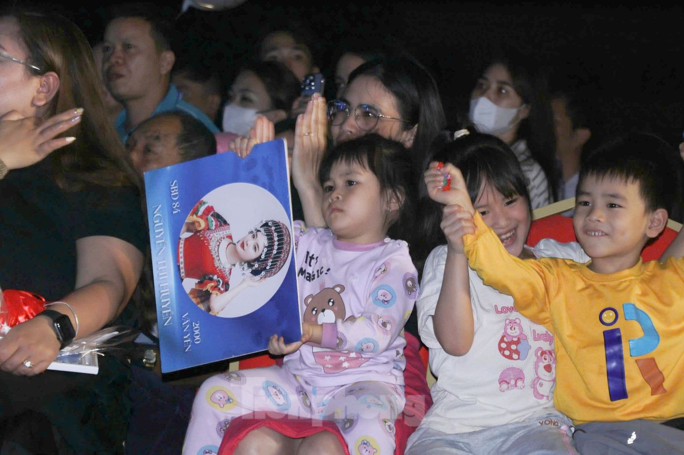 Ngay từ sớm, đông đảo người dân trên địa bàn đến cổ vũ, động viên các thí sinh tham gia đêm chung kết cuộc thi.