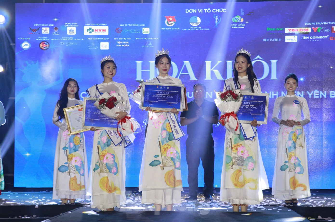 Với sự tự tin cùng phần thể hiện xuất sắc ở vòng thi ứng xử, thí sinh Giàng Tuyết Tình, số báo danh 55, người Mông ở huyện Mù Cang Chải đã giành ngôi vị Hoa khôi Duyên dáng thanh niên Yên Bái năm 2024.