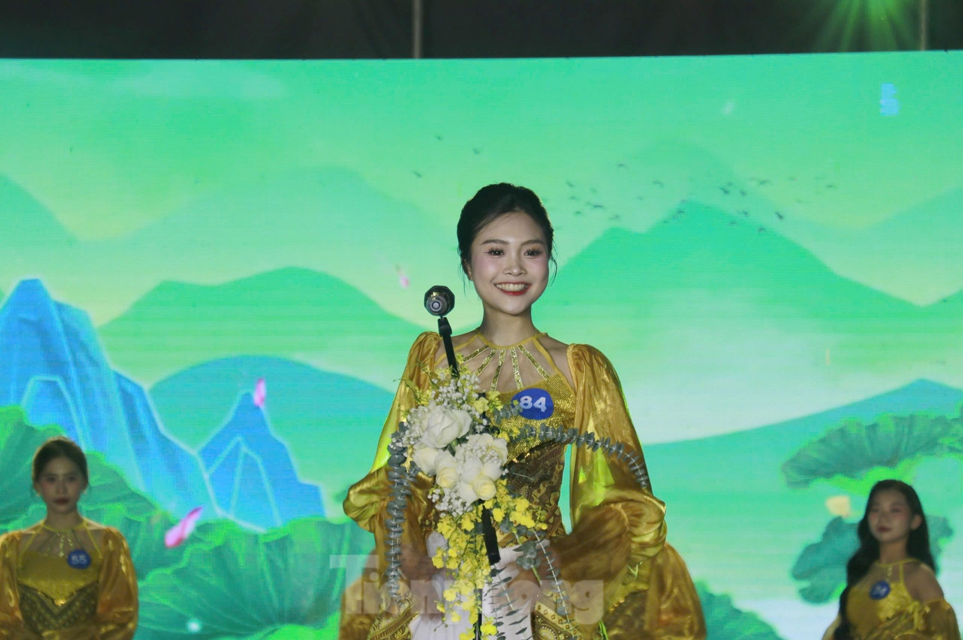 Sau 2 vòng thi, Ban Tổ chức đã lựa chọn ra 5 thí sinh xuất sắc nhất để tham gia vòng thi ứng xử, tìm ra ngôi vị hoa khôi của cuộc thi.