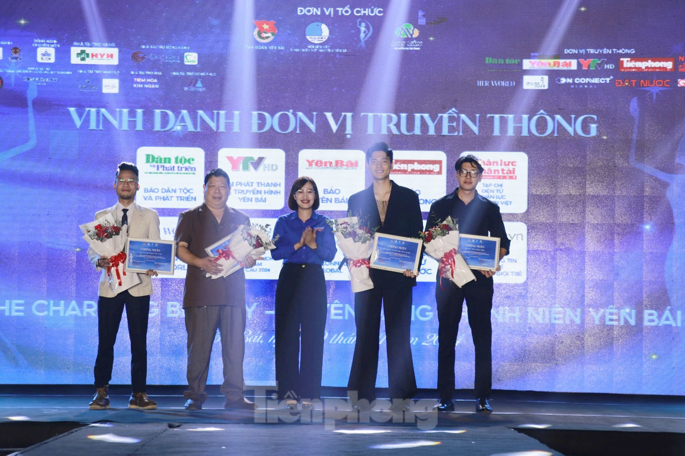 Tại đêm chung kết, Ban tổ chức cũng trao bằng khen, giấy chứng nhận cho các đơn vị đồng hành.