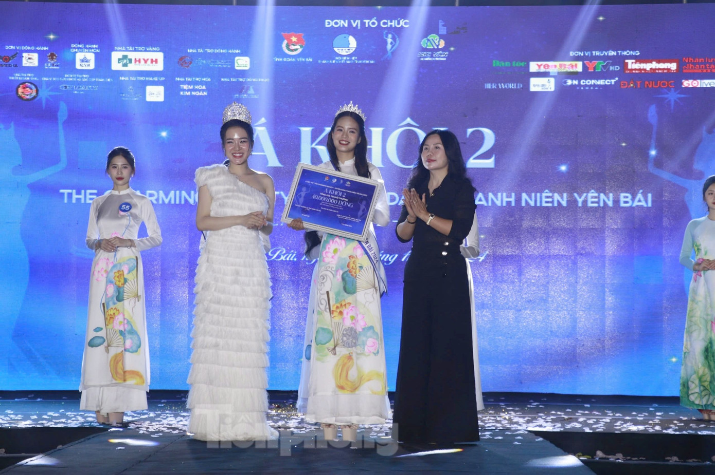 Thí sinh Nguyễn Uyên Trang cũng vinh dự giành danh hiệu Á khôi 2.